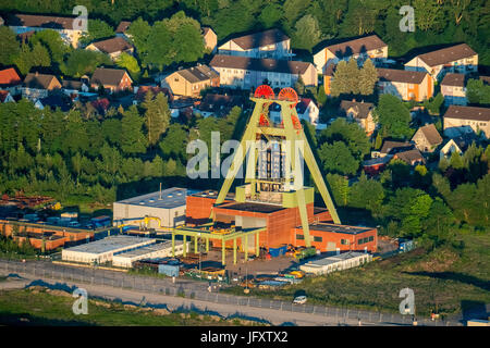 Fördergerüst, Haus Aden in der Abendsonne Wasser Stadt ehemalige Haus Aden Zeche Oberaden, Bergkamen, Ruhr Gebiet, North Rhine-Westphalia, Germany, Fördert Stockfoto