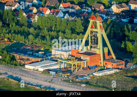 Fördergerüst, Haus Aden in der Abendsonne Wasser Stadt ehemalige Haus Aden Zeche Oberaden, Bergkamen, Ruhr Gebiet, North Rhine-Westphalia, Germany, Fördert Stockfoto