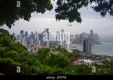 Panama-Stadt-Blick vom Ancon Hügel mit Bäumen im Vordergrund Stockfoto