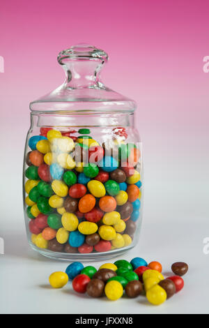 Bunte Bonbons mit Erdnuss in Glas Stockfoto