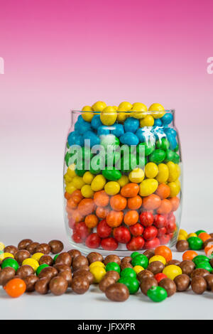 Bunte Bonbons mit Erdnuss in Glas Stockfoto