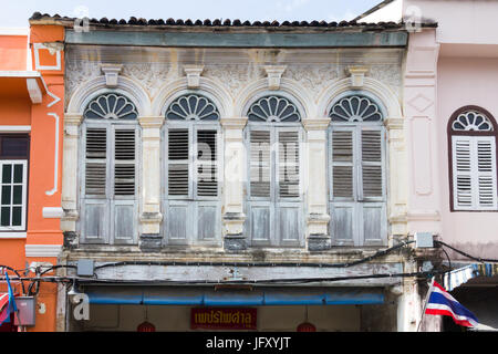 Alten chinesisch-portugiesischen Stil Architektur Hausfassade in Thalang Road, Altstadt von Phuket, Thailand Stockfoto