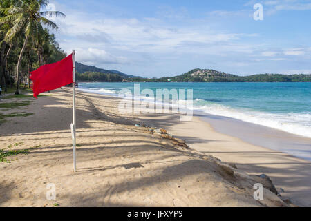 Rote Fahne-Warnung vor schwimmen wegen gefährlichen Bedingungen am Bang Tao Beach, Phuket, Thailand Stockfoto