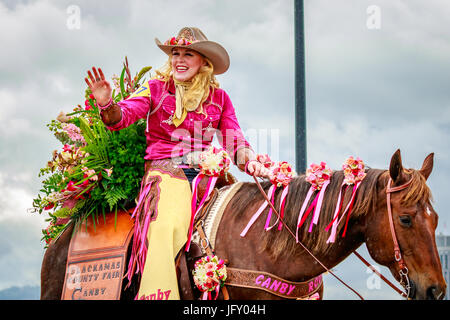 Portland, Oregon, USA - 10. Juni 2017: Clackamas Kirmes & Canby Rodeo Gericht in der Grand Floral Parade, als es erstreckte sich durch den Regen während der Stockfoto