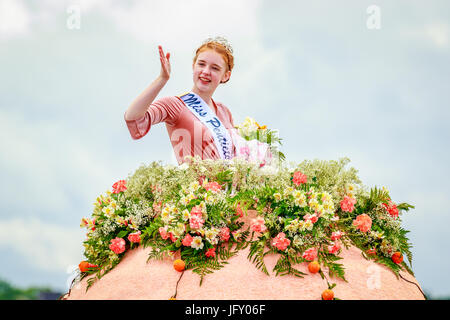 Portland, Oregon, USA - 10. Juni 2017: Penticton Peach Festival Mini-Schwimmer in der Grand Floral Parade, als es durch den Regen während Portla gestreckt Stockfoto