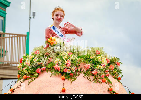 Portland, Oregon, USA - 10. Juni 2017: Penticton Peach Festival Mini-Schwimmer in der Grand Floral Parade, als es durch den Regen während Portla gestreckt Stockfoto