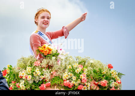 Portland, Oregon, USA - 10. Juni 2017: Penticton Peach Festival Mini-Schwimmer in der Grand Floral Parade, als es durch den Regen während Portla gestreckt Stockfoto