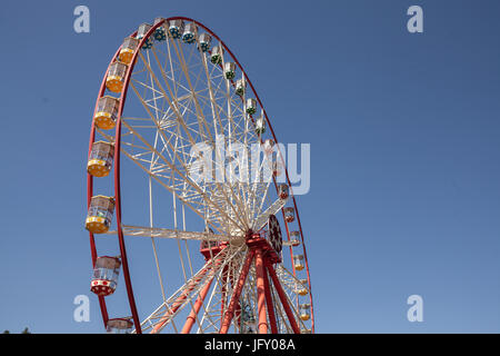 Karneval-Riesenrad mit sauberen Himmel mit leeren Raum Nahaufnahme Schuss von der Hälfte ein Riesenrad Textfreiraum Stockfoto