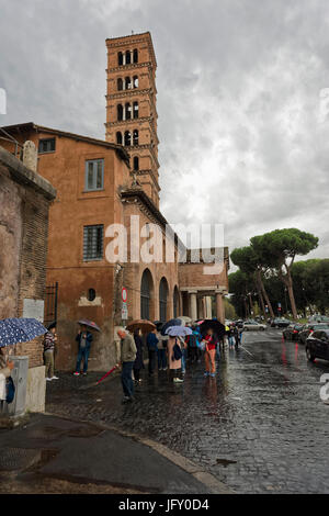 Rom, Italien - 1. Oktober 2015: Basilika Santa Maria in Cosmedin und Fontana dei Tritoni auf der Piazza Bocca della Verità mit Massen und dem Verkehr surroundi Stockfoto