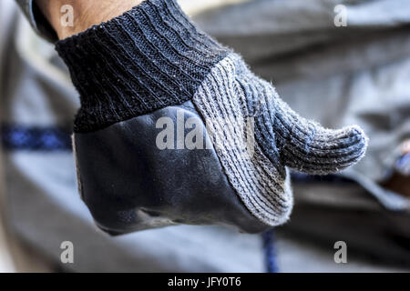 Menschliche Hand mit Biker-Handschuhen. Stockfoto