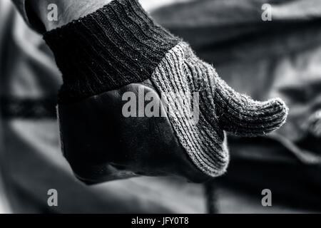 Menschliche Hand mit Biker-Handschuhen. Stockfoto