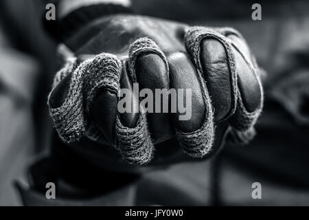 Menschliche Hand mit Biker-Handschuhen. Stockfoto