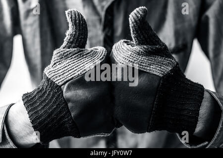 Menschliche Hand mit Biker-Handschuhen. Stockfoto