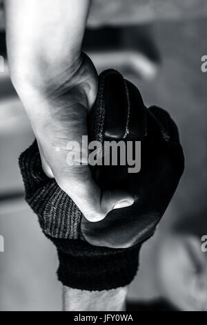 Menschliche Hand mit Biker-Handschuhen. Stockfoto