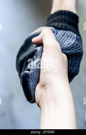 Menschliche Hand mit Biker-Handschuhen. Stockfoto