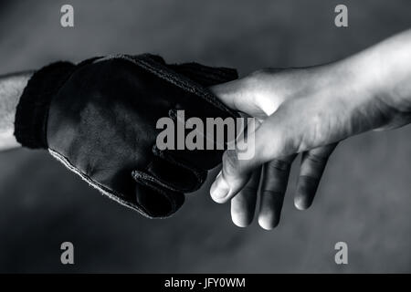 Menschliche Hand mit Biker-Handschuhen. Stockfoto