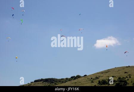 Hängegleiter fliegen aus South Downs Stockfoto