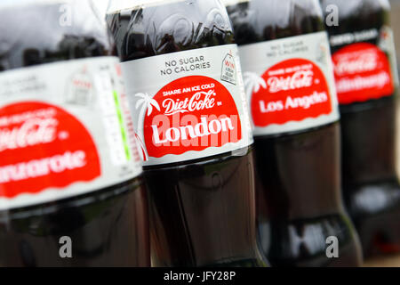 Diät-Colaflaschen "Teilen eine Cola" Stockfoto