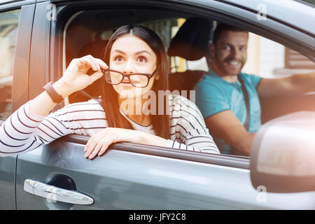 Hübsche Frau überrascht, etwas in den Himmel Stockfoto