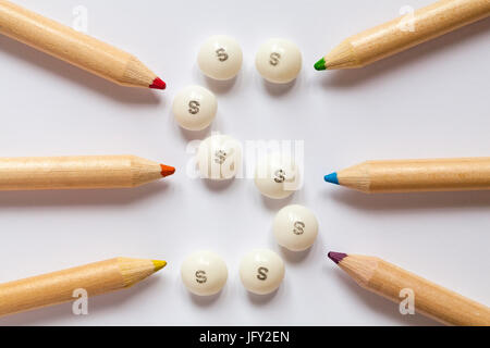 limitierte Auflage Obst Kegeln Süßigkeiten geben dem Regenbogen-Geschmack die Regenbogen - weiße Skittles Süßigkeiten Süßigkeiten mit Buntstifte in S-Form angeordnet Stockfoto