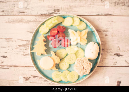 Kreative Idee für Kindernahrung. Lustige Frühstück. Sandwiches in der Form von Hase, Schmetterling, Baum. Ansicht von oben Konzept für gesunde Ernährung für Kinder. Vin Stockfoto