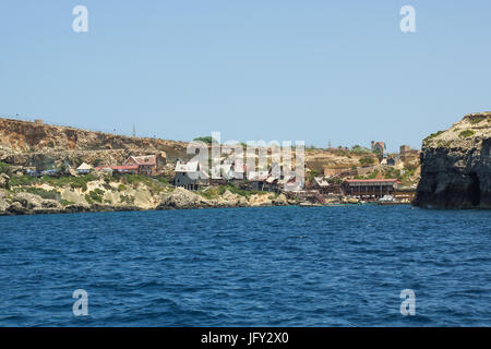 Die beliebte touristische Attraktion der "Popeyes Village" befindet sich in Malta. Das Foto ist wie das Dorf vom Meer gesehen wird. Das Film-Set war als Links. Stockfoto