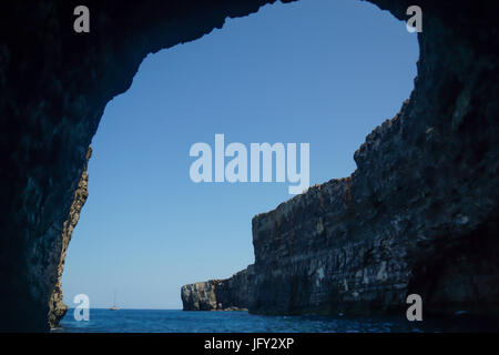 Der Blick von innen eine der Höhlen in Comino Stockfoto