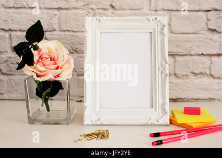 Weißer Rahmen Mock-Up, Digital MockUp, Mockup, gestylt Stockfotografie Mockup, bunte Desktop-Mock Up anzeigen. Büro Schreibtisch rosa Neon Bleistift Stockfoto