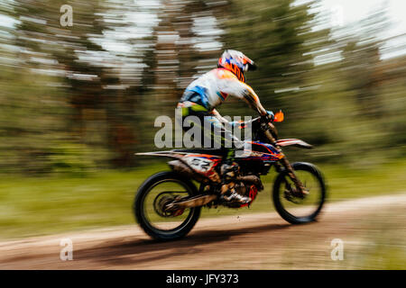 verschwommen Bewegung Sportler Bike Enduro im Wald trial racing motocross Stockfoto