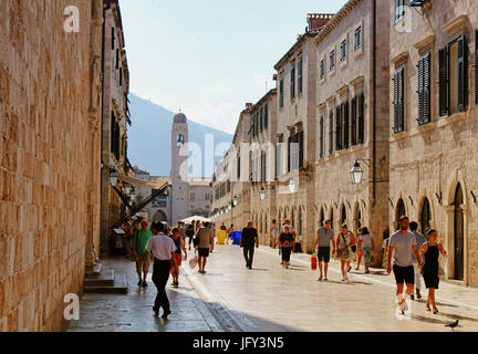 DUBROVNIK/Kroatien - 28. Juni 2017: Touristen zu Fuß durch Stradun, die Hauptstraße der Altstadt von Dubrovnik. Die Stadt ist Kroatiens beliebtesten touristischen Stockfoto