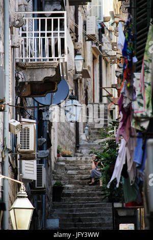 DUBROVNIK/Kroatien - 28. Juni 2017: Einblick in eine Straße in Dubrovnik Altstadt Stockfoto