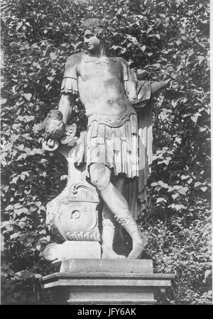 Historische Darstellung des Palais des Grafen Heinrich von Brühl in Dresden mit der Alcibiade-Statue von Thaddäus Ignatius Wiskotschill aus dem Jahr 1795. Stockfoto