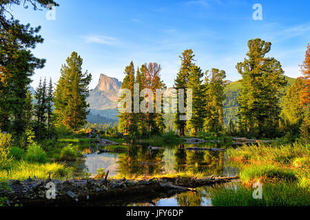Schönen Abend vom Wasser des kleinen Sees. Naturpark Ergaki. Westlichen Sayan. Russland Stockfoto