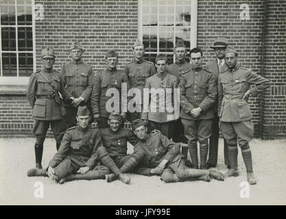 Een Groep Grenadiere Op Het Binnenterrein van de Prins Hendrik Kazerne Tijdens d - F40207 - KNBLO Stockfoto