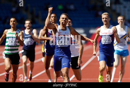 Elliot Giles (Mitte) feiert er 800 Meter-Finale der Männer tagsüber zwei der 2017 britischen Leichtathletik Team Trials im Alexander Stadium, Birmingham. Stockfoto