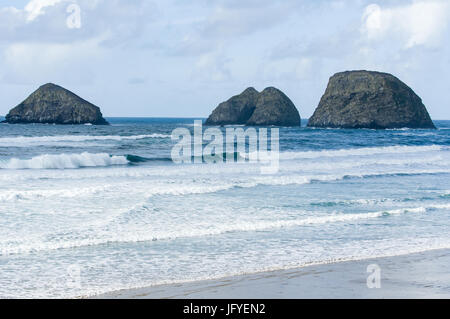 Sturm, Finley und Shag Rocks im Pazifischen Ozean in der Nähe von Oceanside Oregon Stockfoto