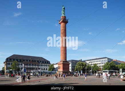 Platz der Luisenplatz mit Ludwigsmonument Columne und Regional Council Building, Darmstadt, Hessen, Europa I Luisenplatz Mit Ludwigsmonument Und Regier Stockfoto