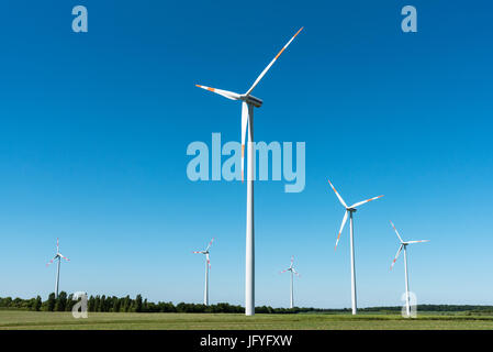 Windräder vor einem blauen Himmel in Deutschland Stockfoto