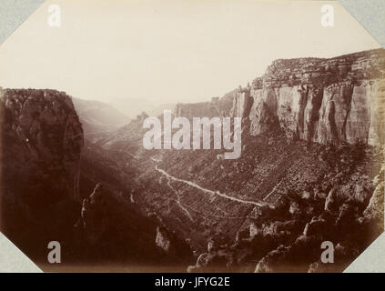 Ausflug Dans la Région des Causses (1892) .f49. Gorges De La Jonte, le Rozier-Capeluc, À Droite Les Falaises au-Dessus du Rozier Stockfoto