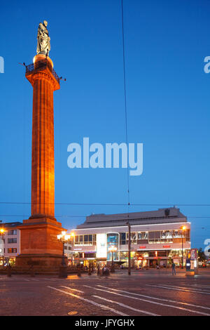 Platz der Luisenplatz mit Ludwigsmonument Columne und Regional Council Building in der Abenddämmerung, Darmstadt, Hessen, Europa I Luisenplatz Mit Ludwigsmonument und Stockfoto