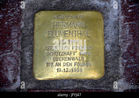 Falkenstraße 1, übrigens. Deisterstraße 9, Hannover Linden-Mitte, Stolperstein Hermann Blumenthal, geb.1866 Opfer des Pogrome Schutzhaft 1938 Buchenwald Tot eine Höhle Folgen 19.12..1938,(02) Stockfoto