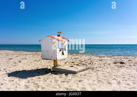 Kleine weiße Kirche an einem Strand in der Nähe von Thessaloniki, Griechenland Stockfoto