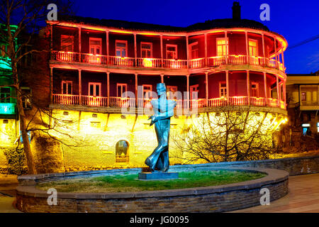 Denkmal für Shota Kavlashvili und Tiflis traditionelle Häuser, Tiflis, Georgien Stockfoto