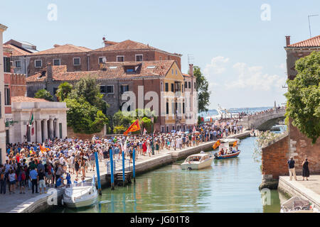 Venedig, Veneto, Italien 2. Juli 2017. Protestmarsch ab Arsenale für lokale Venezianer protestieren die Umwandlung der historischen Sehenswürdigkeiten und Gebäude der Stadt in touristischen Accomaodation, Restaurants und Sehenswürdigkeiten sowie die weitere Präsenz der großen Kreuzfahrtschiffe Giudeca Kanal und Hafen unter dem Motto No Grandi Navi eingeben. Die Demonstranten können gesehen werden, zu Fuß entlang dem Rio de l ' Arsenal und den Weg bis zum Hafen und dann in die Stadt mit ihren Fahnen und Flaggen. Mary Clarke/Alamy Kredit Live-Nachrichten Stockfoto