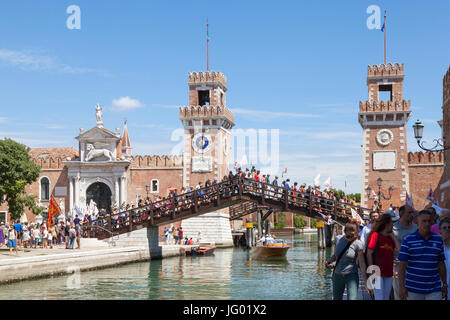 Venedig, Veneto, Italien 2. Juli 2017. Protestmarsch ab Arsenale für lokale Venezianer protestieren die Umwandlung der historischen Sehenswürdigkeiten und Gebäude der Stadt in touristischen Accomaodation, Restaurants und Sehenswürdigkeiten sowie die weitere Präsenz der großen Kreuzfahrtschiffe Giudeca Kanal und Hafen unter dem Motto No Grandi Navi eingeben. Die Demonstranten zu sehen überqueren die Ponte de L'Arsenal o del Paradiso-Brücke und den Weg bis zum Hafen und dann in die Stadt mit ihren Fahnen und Flaggen. Mary Clarke/Alamy Kredit Live-Nachrichten Stockfoto