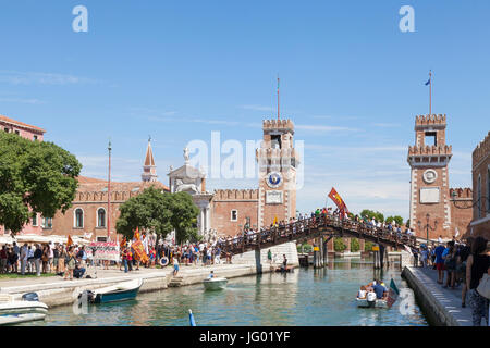 Venedig, Veneto, Italien 2. Juli 2017. Protestmarsch ab Arsenale für lokale Venezianer protestieren die Umwandlung der historischen Sehenswürdigkeiten und Gebäude der Stadt in touristischen Accomaodation, Restaurants und Sehenswürdigkeiten sowie die weitere Präsenz der großen Kreuzfahrtschiffe Giudeca Kanal und Hafen unter dem Motto No Grandi Navi eingeben. Die Demonstranten zu sehen, verlassen die Arsenale Campo und überqueren die Ponte de L'Arsenal o del Paradiso, die ihren Weg bis zum Hafen und dann in die Stadt mit ihren Fahnen und Flaggen. Mary Clarke/Alamy Kredit Live-Nachrichten Stockfoto