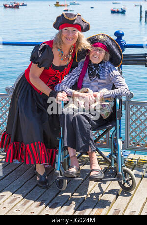 Swanage, Dorset, UK 2. Juli 2017. Menschenmassen strömen in Swanage für Purbeck Piraten Festival, um Geld für den Unterhalt von Swanage Pier. Frauen verkleidet als Piraten, senior im Rollstuhl. Bildnachweis: Carolyn Jenkins/Alamy Live-Nachrichten Stockfoto