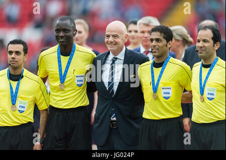 Moskau, Russland. 2. Juli 2017. President of FIFA Gianni Infantino (C) posiert für ein Gruppenfoto mit Schiedsrichter während der Preisverleihung die Bronze Match am Confederations Cup-2017 in Moskau, Russland, am 2. Juli 2017. Bildnachweis: Evgeny Sinitsyn/Xinhua/Alamy Live-Nachrichten Stockfoto