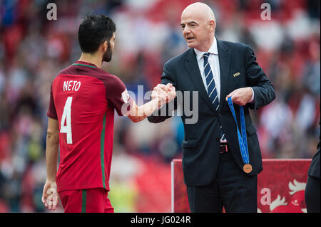 Moskau, Russland. 2. Juli 2017. President of FIFA Gianni Infantino (R) feiert Luis Neto Portugals mit einer Bronzemedaille nach dem Bronze Match des Confederations Cup-2017 in Moskau, Russland, am 2. Juli 2017. Bildnachweis: Evgeny Sinitsyn/Xinhua/Alamy Live-Nachrichten Stockfoto