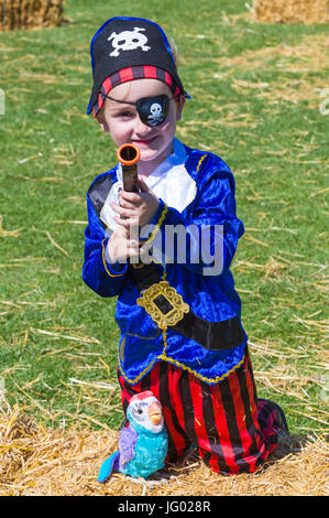 Swanage, Dorset, UK 2. Juli 2017. Menschenmassen strömen in Swanage für das Purbeck-Piraten-Festival. Junge als Pirat verkleidet. Bildnachweis: Carolyn Jenkins/Alamy Live-Nachrichten Stockfoto